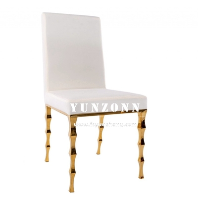 Elegante banchetto in velluto nero con gambe di bambù