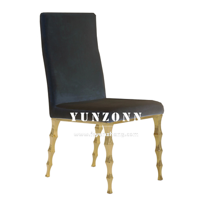 Elegante banchetto in velluto nero con gambe di bambù