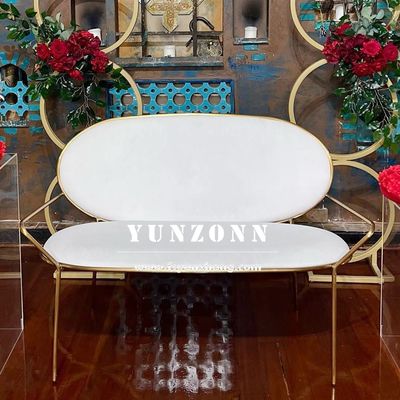Divano da matrimonio dal design moderno con seduta in tessuto e struttura in acciaio inossidabile dorato resistente