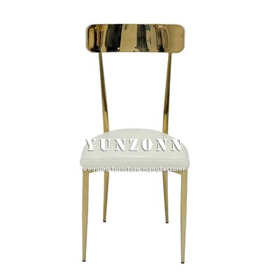 Prezzo buono Sedie da banchetto impilabili in pelle bianca e metallo dorato per eventi contemporanei in linea