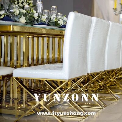 Prezzo buono Sedia da pranzo moderna di lusso in ecopelle bianca con gambe in metallo e design a punto croce per stile casual in casa o in hotel in linea