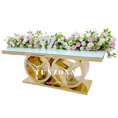 Prezzo buono Tavolo da pranzo rettangolare moderno in oro con base Benz, mobili di lusso per eventi nuziali per uso esterno e alberghiero, piano in vetro/MDF in linea